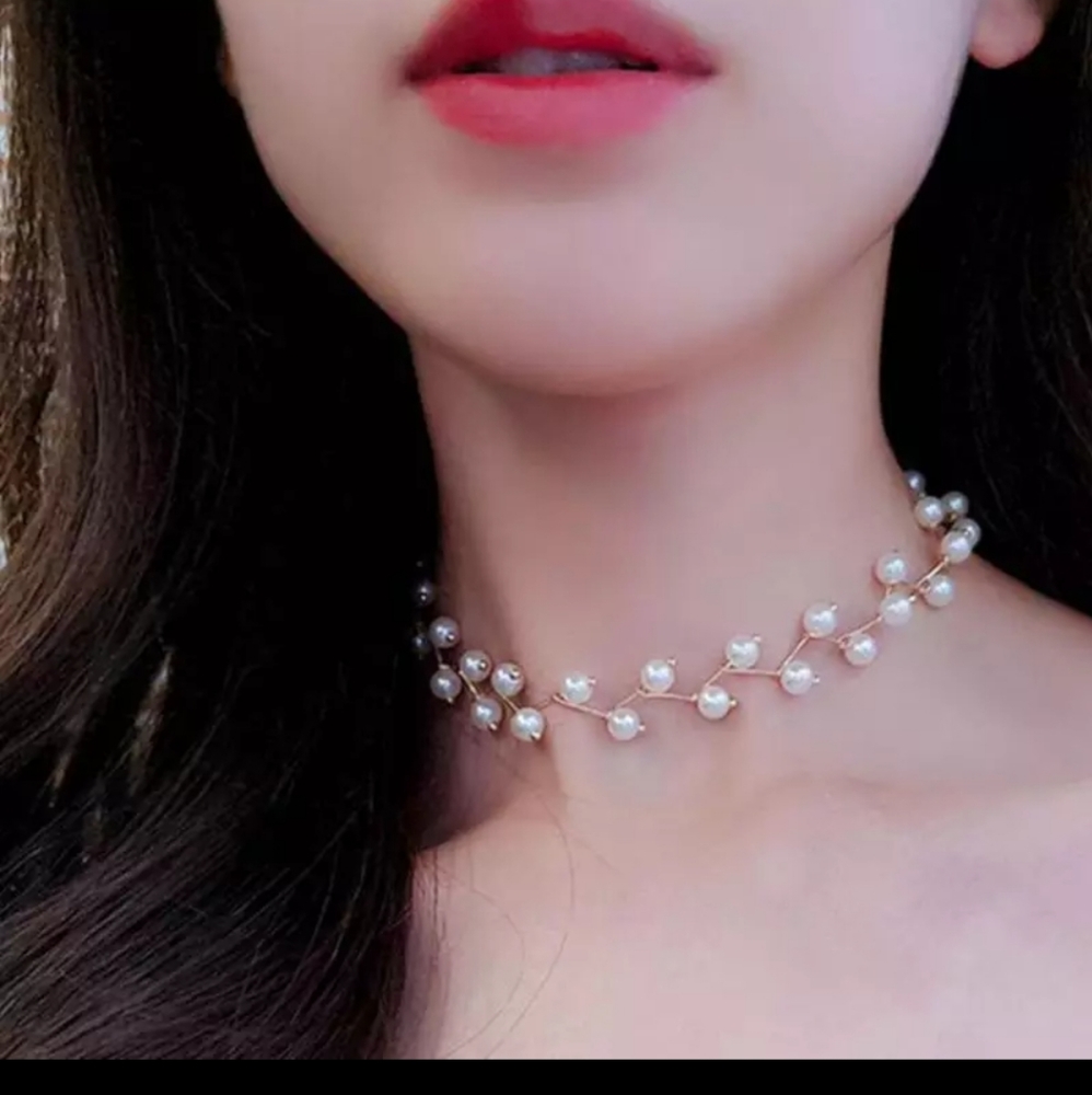 White/ gold choker